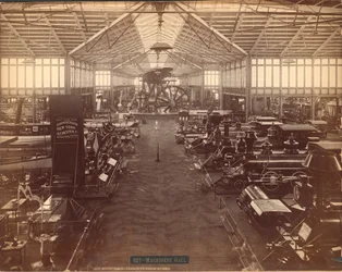 Maschinenhalle, vom Nordende, Philadelphia Centennial International Exhibition, 1876 (Silberalbuminabzug)