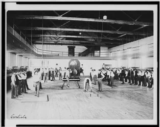 Männliche indianische Schüler im Sportunterricht, Carlisle Indian School, Pennsylvania, um 1901-03