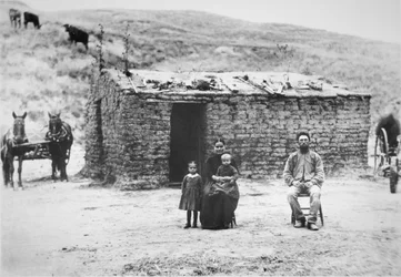 Pionierfamilie mit ihrem Sodhaus, Nebraska