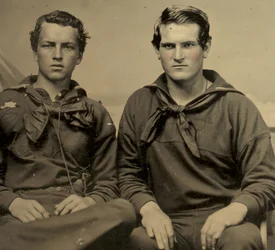 Porträt von zwei Matrosen in Union-Uniform, ca. 1861 (Tintype-Foto)