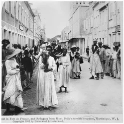 Straße in Fort-de-France mit Flüchtlingen nach dem Ausbruch des Mont Pelée, Martinique, veröffentlicht von Underwood and Underwood, 1902