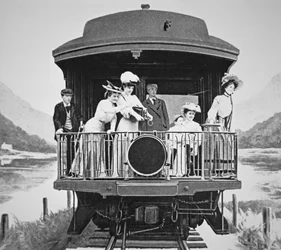 Touristen machen landschaftliche Fotos von der hinteren Aussichtsplattform eines Union Pacific Zuges