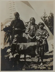 Frau, zwei Mädchen und ein Kind mit Hund, ca. 1900