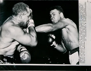 Der junge Cassius Clay trifft den erfahrenen Archie Moore in der ersten Runde des Kampfes in Los Angeles mit einem linken Schlag