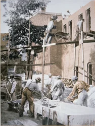 Afroamerikaner bauen einen Erweiterungsbau für das Negro Industrial Institute in Tuskegee, Alabama