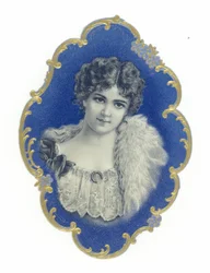 Büste einer jungen Frau mit kurzem Haar