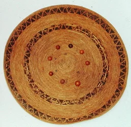 Pomo Spieltablett mit Eichelwürfeln, aus Kalifornien