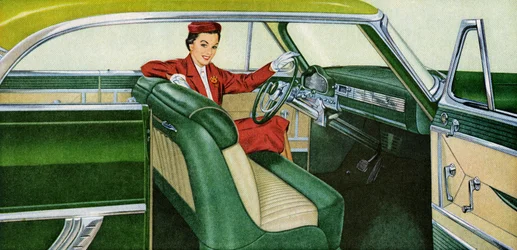 Frau sitzt auf dem Fahrersitz eines Coupés aus den 1950er Jahren