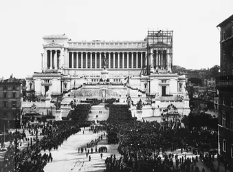 Faschistische Feier zur Erinnerung an den Unbekannten Soldaten am Altare della Patria (Altar des Vaterlandes) in Rom, 04.11.1922 (s/w Foto)