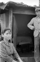 Paar beschämt in der Landschaft von Crotone