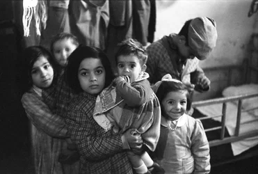 Crotone - Gruppe von Kindern in einem Innenraum