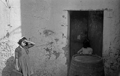 Kleines Mädchen mit einem Faltkarton in der Schule