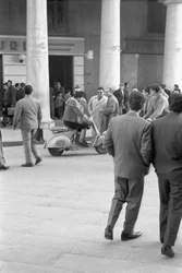 Maskiert auf einer Vespa