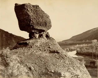 Sphinx des Tals, aus Der große Westen illustriert in einer Serie von fotografischen Ansichten quer über den Kontinent entlang der Linie der Union Pacific Railroad West von Omaha, Nebraska von A.J. Russell, Band I