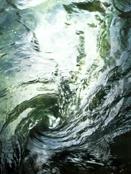 Reflektierender Wasserfluss