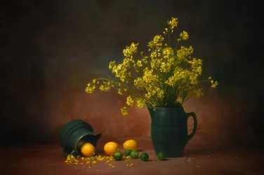 Gelbe Blumen und Zitronen