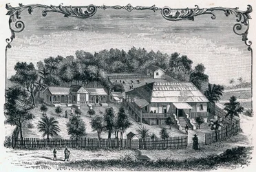 Außenansicht des Pfarrhauses und der Schule von Hell-Ville, Hauptstadt der Insel Nosy Be in Madagaskar. Gravur in „Les Missions Catholiques au XIXème Siècle“ von Louis-Eugène Louvet. Private Sammlung.