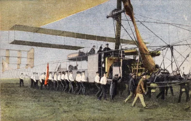 Von Compiegne nach London mit dem Luftschiff: Englische Soldaten ziehen das Luftschiff Bayard-Clement in seinen Hangar in Wormwood Scrubbs. Gravur. Aus der Zeitung „Le petit parisien“ am 30.10.1910. Private Sammlung.