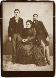 Jeanne Proust geb. Weil (1849-1905) und ihre zwei Söhne Marcel und Robert (1873-1935), anonym. Silbergelatine-Fotografie, ca. 1891, Private Sammlung