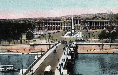 Paris: Panorama der Brücke und des Place de la Concorde mit dem Obelisken und der Kirche der Madeleine, aufgenommen von der Basilika Sacré-Cœur in Montmartre. Links das heutige Hôtel Crillon und rechts das Hôtel de la Marine.