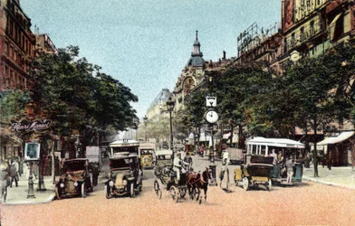 Paris: Verkehr auf dem Boulevard des Italiens, einer der großen Boulevards der Stadt. Fotografie von 1920 in „Artistic Album“ der Stadt Paris. Private Sammlung.