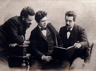 Porträt von (von links nach rechts) Alberto Franchetti, Pietro Mascagni und Giacomo Puccini, italienische Komponisten. Fotografie ca. 1900. Private Sammlung