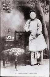 Porträt einer jungen Chinesin in traditioneller Tracht. Sie hat gebundene Füße - Fotografie aus dem frühen 20. Jahrhundert - Private Sammlung