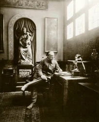 Porträt des französischen Schriftstellers Anatole France in seinem Büro im Jahr 1904. Private Sammlung