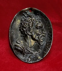 Silbermedaille mit dem Abbild von Attila (395-453), König der Hunnen, Blume Gottes. Paris, Louvre Museum