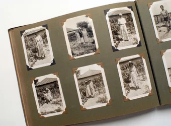 Stillleben eines Fotoalbums um 1925.