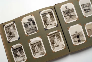 Stillleben eines Fotoalbums um 1925.