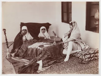 Damen ruhen sich im Harem aus