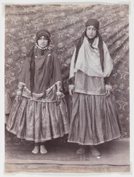Zwei Frauen in Stammeskostümen