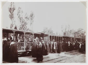 Verschleierte Frauen, die in einen Zug einsteigen