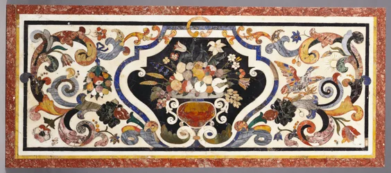 Ein florentinischer Pietra-Dura-Tischplatte, zentriert durch eine Schale mit Früchten und Blumen