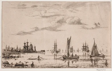 Schiffe und Boote bei ruhigem Wetter an der Küste
