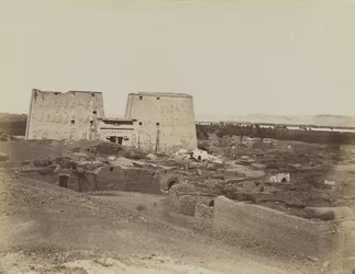 Edfu, Blick auf Pylon und Dorf