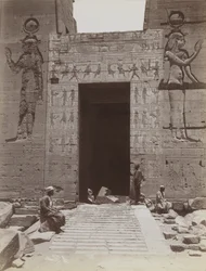 Philae, Nahaufnahme des südlichen Eingangs des zweiten Pylons am Tempel der Isis