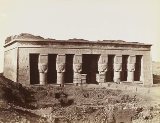 Tempel von Dendera, Blick von Nordosten auf die Fassade des Tempels
