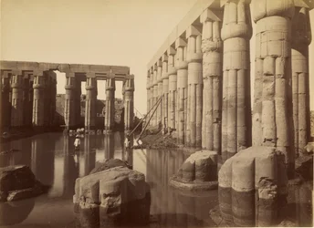 Der überflutete Hof von Amenhotep III im Luxor-Tempel