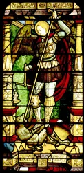 Buntglas mit St. Michael, der Seelen wiegt