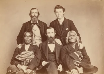 Alexander Gardner, William Henry Jackson und Antonio Zeno Shindler mit Pueblo-Delegierten Alejandro Padilla, Gouverneur von Isleta, und Ambrosio Abeita, Ex-Gouverneur von Isleta