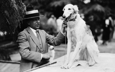 Besitzer mit seinem Hund auf einer Hundeschau, Italien, um 1905