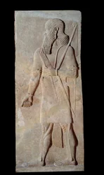 Krieger in Waffen aus dem Hof des Palastes des assyrischen Königs Sargon II (721 - 705 v. Chr.). Paris, Louvre Museum