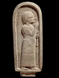 Basalt-Grabstele des Si Gabbor, Priester des Mondgottes. Aramäische Inschrift. 7. Jahrhundert v. Chr. Aus Syrien. Paris, Louvre Museum