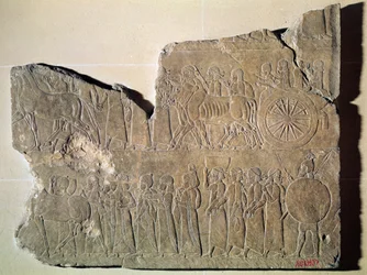 Fragment eines Reliefs, das eine Prozession von Kriegsgefangenen darstellt, aus dem Palast von Assurbanipal in Ninive