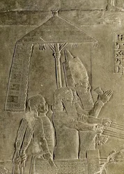 Relief, das den Wagen von König Assurbanipal darstellt (Detail des Baldachins), aus dem Palast von Assurbanipal in Ninive