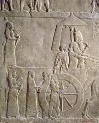 Relief, das den Streitwagen von König Assurbanipal und elamitische Gefangene darstellt, Episoden der Elam-Kampagne, aus dem Palast von Assurbanipal in Ninive, ca. 645 v. Chr. (gipsartiger Alabaster)