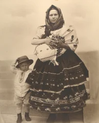 Slowakische Frau und Kinder, ca. 1910