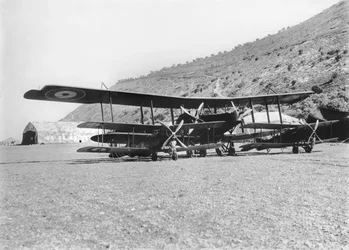Ein Handley-Page 0400 Flugzeug mit einigen Bristol Fighter Maschinen auf dem Flugplatz des Australischen Fliegerkorps in Haifa. Kapitän Ross Macpherson Smith flog dieses Flugzeug häufig, 1918